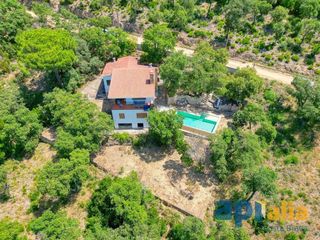 Chalet in Urbanitzacions del Nord. Casa en sant miquel daro con piscina y vistas a la montaña