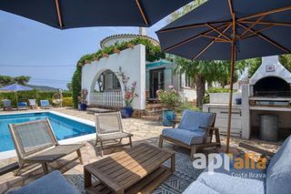 Chalet  Calle olot. Villa con licencia turística y piscina en vizcondado de cabanyes