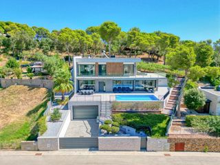 Chalet  Maragda. Villa contemporánea de diseño con piscina climatizada en treumal