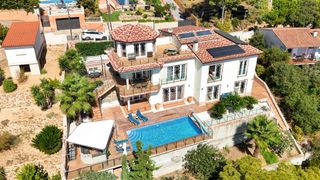 Chalet  Pasaje gessamins. Exclusiva villa mediterránea con vistas al mar y acabados de alt
