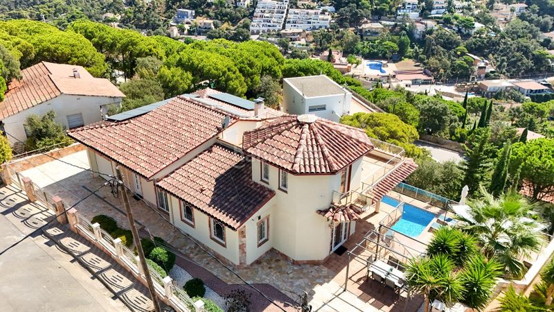 Foto 350ffbff-c788-493c-a477-c3eed1ed3c1f. Chalet with heating parking pool in Serra Brava Lloret de Mar