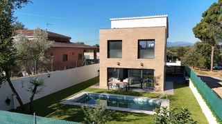 Xalet  Carrer carrer blanes. Villa moderna de nueva construcción con piscina privada cerca de