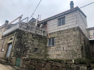 Casa adossada a Travesía da parapeta 35. Ideal para reformar. amplia casa de piedra