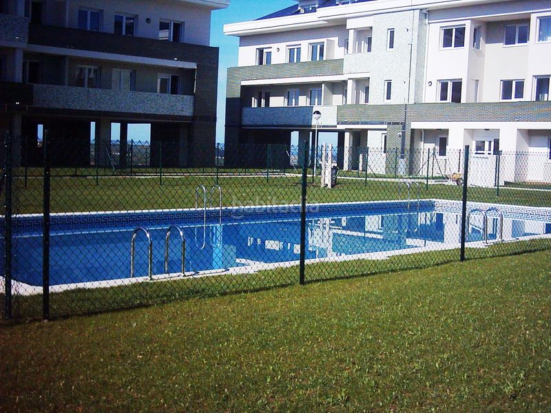 Foto f8fd85cf-6fde-461f-a52d-c3fa8631df0a. Aparcament cotxe a calle quintana 104 a Suances