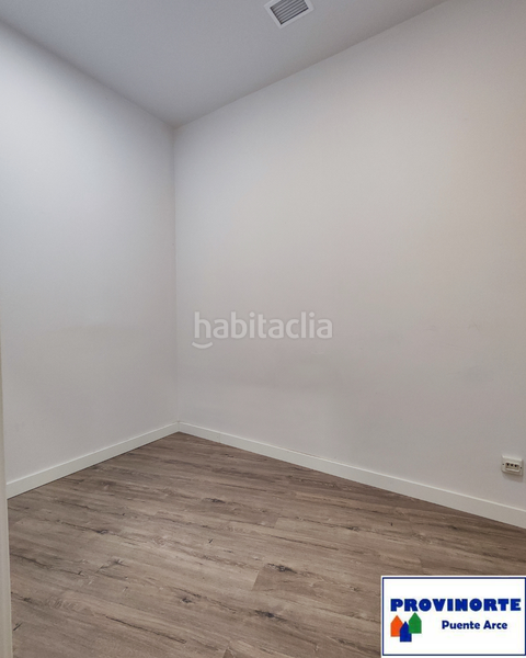 Foto be07303a-2efc-42f3-8605-426e517a15a0. Alquiler local comercial local en alquiler en puente arce en Piélagos