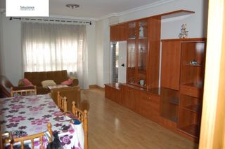 Lloguer Pis a San Pedro. Vivienda muy amplia, seminueva, con 4 dormitorios, 2 baños, cale