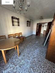 Piso en El Pilar. Piso en el barrio del pilar con cuatro dormitorios y plaza de ga
