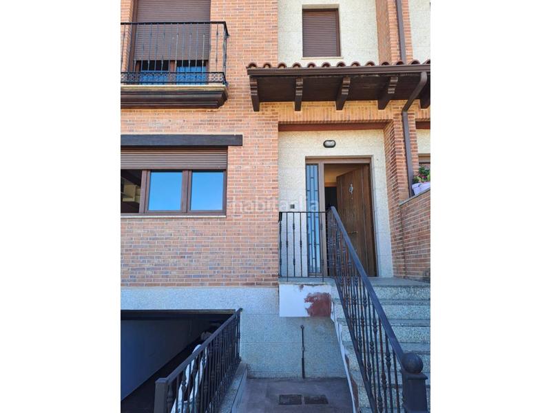 Foto 6808418c-2fb5-4291-b946-565b022bb707. Casa adossada amb calefacció aparcament a Garrafe de Torío