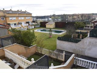 Maison jumelée à Sariegos. Chalet adosado en venta en azadinos