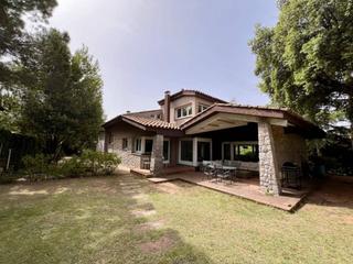 Casa a Matadepera. Casa en venta en matadepera con terreno completamente llano.