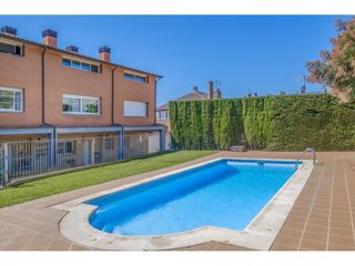Casa in Matadepera. Exclusiva casa esquinera con ascensor, piscina comunitaria y gar