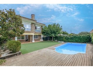 Casa a Matadepera. Exclusiva vivienda en la prestigiosa zona del golf  centro de ma
