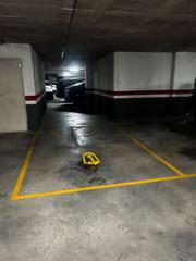 Miete Autoparkplatz in Carrer de vilamarí 86. Plaza de parking doble para dos coches muy comoda