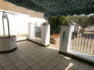Haus in Azuaga. Casa habitable con amplio patio-jardin