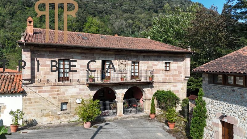 Foto cacabd78-177c-47f0-93e4-03db662fa517. Masia amb aparcament a Valdáliga