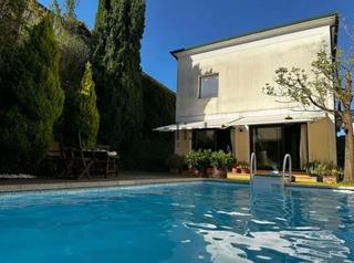 Xalet a Arce. Chalet independiente con jardín y piscina en puente arce