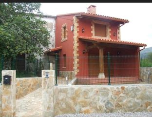Casa aparellada a Riotuerto. Casa pareada de estilo montañés totalmente restaurada en la cava