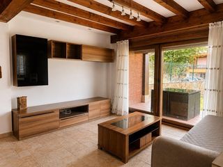 Casa aparellada en Riotuerto. Casa pareada de estilo monta��s totalmente restaurada en la cava