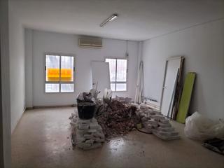 Miete Büro in Colores -  Entreparques. Oficina en alquiler en sevilla este.