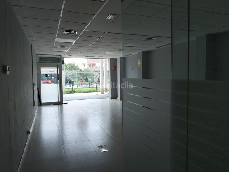 Foto 63181af5-23b0-40d5-b0c5-99b1c2176de1. Local comercial a colores - entreparques Sevilla