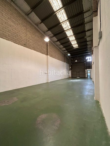 Foto 727d95d3-03b5-4ec8-a5bb-97efc4af8ddf. Rent industrial building in Parque Alcosa Sevilla