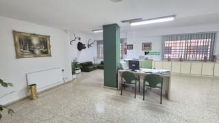 Location Local commercial à Santa Marina. Local en alquiler en centro  corte ingles, 2 dormitorios.