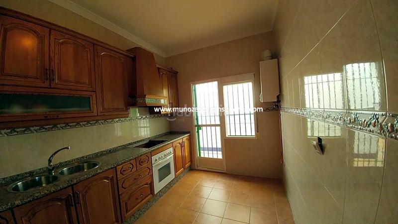 Foto fc773e3e-3d91-4263-8cda-618013ea23b7. Bauernhof mit parking in Poleares Lucena