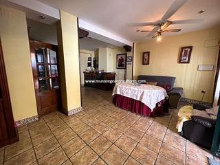 Casa  Calle fernán núñez. Disponemos de 2 casas unidas por un paso de servidumbre y con la
