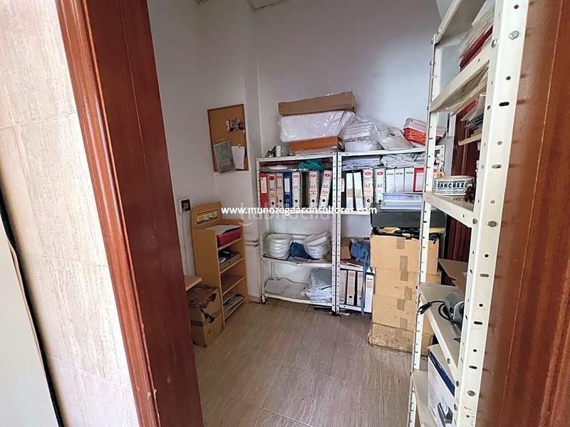 Foto 09338efb-8cdd-4ae4-8df3-f0333aac7fc6. Local comercial este local se encuentra en la plaza de prudencio uzar , haciendo esquina, con una superficie de 75 metros, en los que hay en Lucena