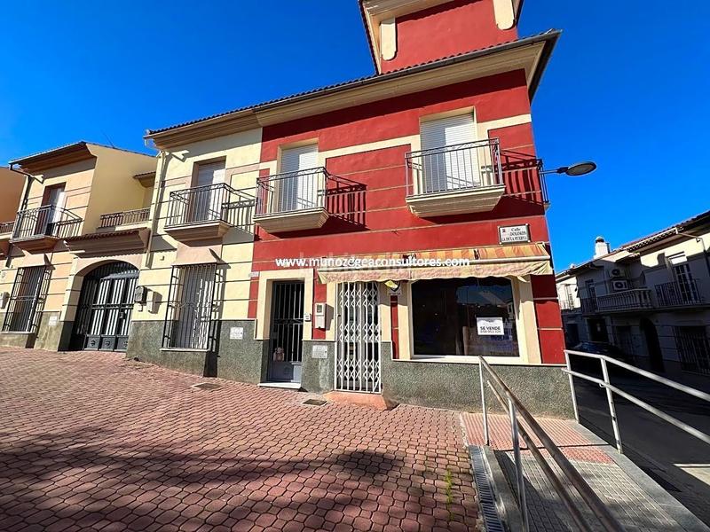 Foto 1c4bf6c9-398d-4f34-a9bd-47b1b10bb810. Local comercial este local se encuentra en la plaza de prudencio uzar , haciendo esquina, con una superficie de 75 metros, en los que hay en Lucena