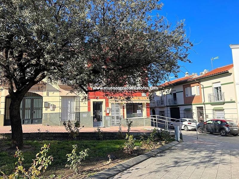 Foto 73fb7b5e-926e-4870-92c5-cb3b39bada80. Local comercial este local se encuentra en la plaza de prudencio uzar , haciendo esquina, con una superficie de 75 metros, en los que hay en Lucena