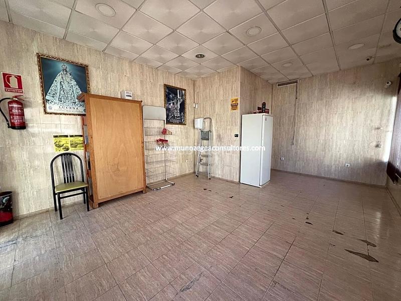 Foto 754c3ea8-3d95-4074-9e65-e3c9078386c0. Local comercial este local se encuentra en la plaza de prudencio uzar , haciendo esquina, con una superficie de 75 metros, en los que hay en Lucena