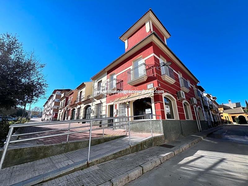 Foto 7a54c7b5-89cd-4bba-96c9-3aaa2161d280. Local comercial este local se encuentra en la plaza de prudencio uzar , haciendo esquina, con una superficie de 75 metros, en los que hay en Lucena