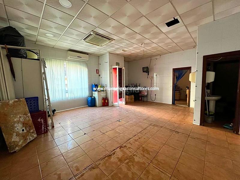 Foto d5bf385c-0c68-4535-aac5-0c704260967a. Local comercial este local se encuentra en la plaza de prudencio uzar , haciendo esquina, con una superficie de 75 metros, en los que hay en Lucena