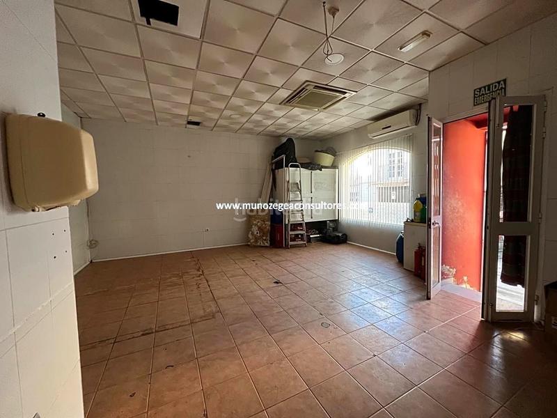 Foto d9190a49-e890-4787-99b8-4dc26cf119a8. Local comercial este local se encuentra en la plaza de prudencio uzar , haciendo esquina, con una superficie de 75 metros, en los que hay en Lucena