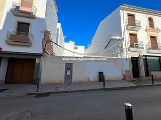 Terreno residencial  Calle alhama. Disponemos de amplio solar con una superficie de 195 metros cuad