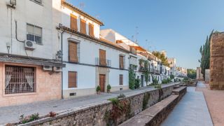 Casa  Calle cairuan. Impresionante casa a los pies de la muralla con plaza de garaje