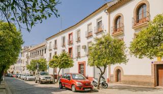 Miete Gebäude  Calle caballerizas reales. Edificio de apartamentos y local en la calle caballerizas reales