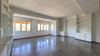 Location Appartement à Centro. Piso señorial reformado de 122 m2 en paseo de la victoria.