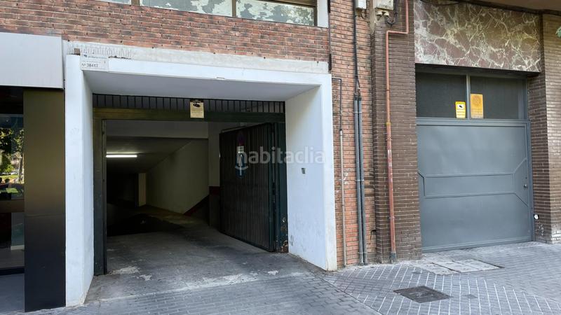 Foto a20a7c7b-c55b-4748-a732-6c025661905e. Parking coche plaza de aparcamiento para coche grande en avenida de cervantes, en Córdoba