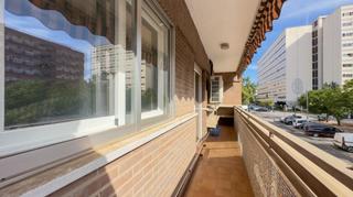 Pis  Calle tomas de aquino. Piso de 4 habitaciones con terraza y patio  en los ministerios.