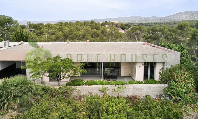 Foto 2cc64f36-7401-4640-9f3d-923cfc862196. Chalet exclusiva villa de estilo moderno y atemporal con vistas despejadas al mar en Sant Pere de Ribes