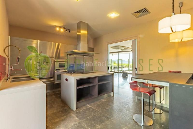 Foto a37d3343-9685-4050-8c0e-09ddfdad73d5. Chalet exclusiva villa de estilo moderno y atemporal con vistas despejadas al mar en Sant Pere de Ribes