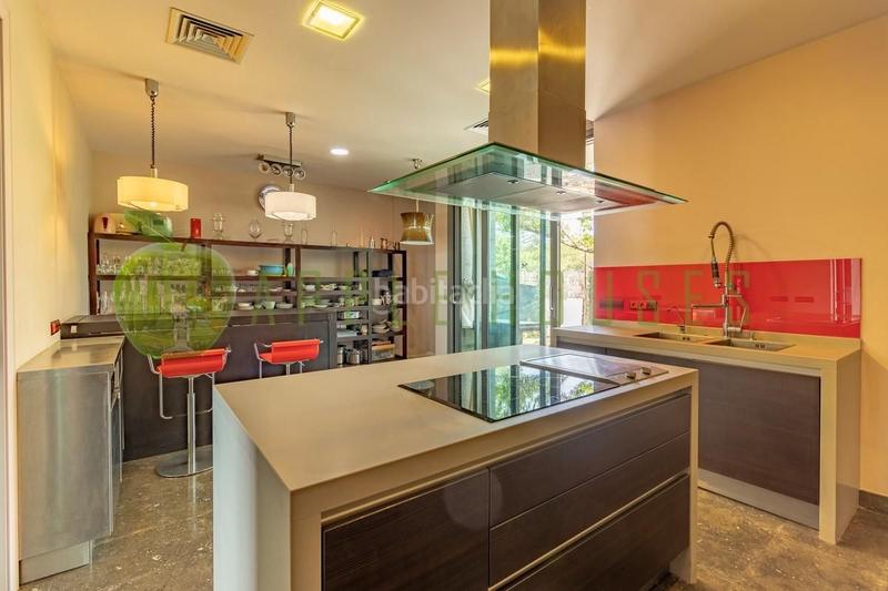 Foto d4a33dc9-827b-4bb1-806d-bf9c78cce32a. Chalet exclusiva villa de estilo moderno y atemporal con vistas despejadas al mar en Sant Pere de Ribes