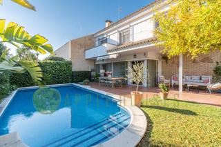 Maison jumelée à Centre. Casa familiar en el corazón de vinyet, sitges   a solo cuatro ca