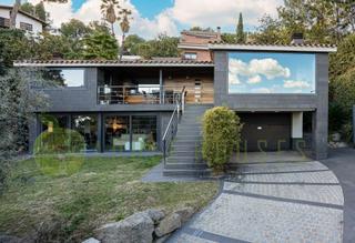 Chalet in Premià de Dalt. Exquisito oasis familiar vida urbana tranquila en el barrio cisa