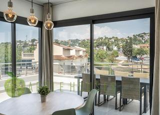 Àtic a Vallpineda-Santa Bàrbara. Ático de obra nueva con impresionantes terraza y moderno interio