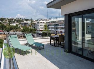 Attique à Vallpineda-Santa Bàrbara. Ático de obra nueva con impresionantes terraza y moderno interio