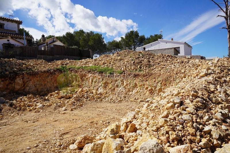 Foto a78dbf24-b183-4e47-b8ff-81687775b2a8. Terreno residencial parcela plana lista para construir con rebaje de tierra realizado y licencia de obras concedida en Sant Pere de Ribes