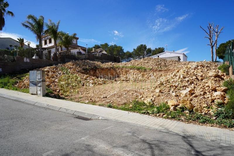 Foto f9b99a29-d8da-47b3-b15d-1ed910221509. Terreno residencial parcela plana lista para construir con rebaje de tierra realizado y licencia de obras concedida en Sant Pere de Ribes